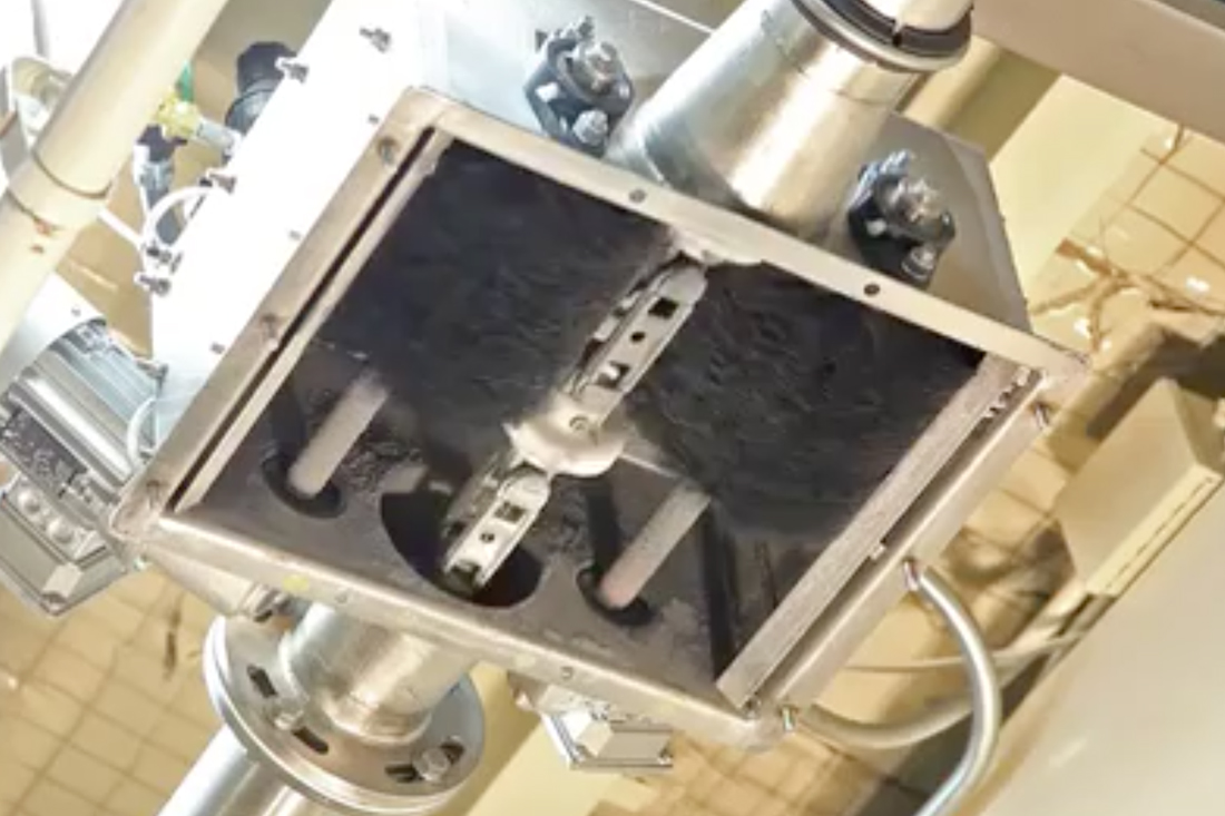 bottom look at a tubular drag conveyor